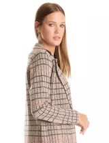 Chaqueta larga de tejido suave con patrón de cuadros, diseño de corte recto y largo midi. Presenta cuello con solapa, frente abierto sin botones y dos bolsillos de parche delanteros.