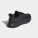 Championes de running Adidas Runfalcon 5, completamente negros, con exterior de malla textil y sintética, forro interno de tela y suela Adiwear. Cuentan con mediasuela Cloudfoam y plantilla OrthoLite®.