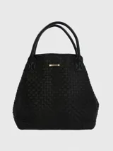 Cartera tipo tote de hombro, confeccionada en ecocuero con diseño trenzado. Cuenta con compartimento principal con cierre de cremallera y bolsillo interior con cierre.