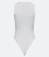 Body color marrón, sin mangas, con cuello halter y cierre en la entrepierna.