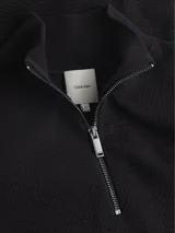 Buzo negro con textura tipo waffle, cuello alto con media cremallera, puños y dobladillo con punto canalé y mini monograma de Calvin Klein bordado.