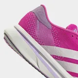 Championes de running Adidas Adizero SL2, color fucsia vibrante con tres franjas laterales plateadas. Presentan una mediasuela gruesa blanca con detalles en lila y la inscripción "LIGHTSTRIKE PRO".