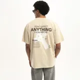 Remera celeste de corte holgado con cuello redondo y mangas cortas.