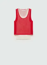 Top de punto fino con diseño de doble capa, compuesto por una musculosa roja sobre una base color crema. Presenta cuello redondo, tirantes anchos y corte recto.