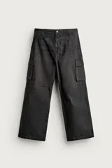 Pantalón cargo de corte relaxed fit, color negro con efecto lavado y estampado de salpicaduras blancas. Cuenta con bolsillos laterales con solapa en las perneras, pinzas en las rodillas y cierre frontal con botón y cremallera.