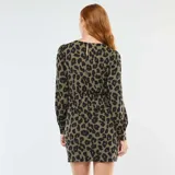 Vestido corto de manga larga con estampado de leopardo en tonos verde caqui y negro. Presenta un diseño con cuello redondo y un detalle drapeado con nudo lateral en la cintura que crea un efecto cruzado en la falda.