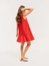 Vestido corto color beige de lino con escote redondo y volado godet en el ruedo.