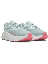 Championes de running Under Armour modelo Rogue 6, color celeste con detalles en blanco y suela con acentos en rosa. Presentan una parte superior de malla transpirable y entresuela Charged+ para mayor amortiguación.