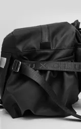 Bolso contenedor negro diseñado para bicicleta, confeccionado en textil de alta resistencia. Cuenta con dos compartimentos independientes con cierres metálicos, dos bolsillos laterales, cinta reflectiva frontal y correas reforzadas para montaje.