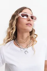 Remera blanca de algodón con cuello redondo y calce regular.