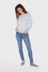 Pantalón de jean skinny azul oscuro, tiro medio y corte chupín.