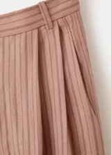 Pantalón de corte recto y tiro medio con diseño de rayas, confeccionado en mezcla de lino y viscosa. Cuenta con detalle de pinzas, trabillas y cierre frontal con cremallera, botón y ganchos ocultos con tapeta.