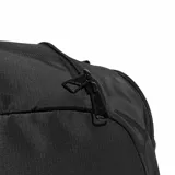 Bolso deportivo Adidas modelo Training Defender Medium, de color negro con grandes detalles blancos del logo de la marca. Cuenta con compartimento principal amplio, bolsillos exteriores con cierre, asas de mano y correa de hombro ajustable con hombrera acolchada.