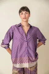 Camisa italiana de satén estampado, color verde con diseño geométrico en blanco y naranja. De manga larga y corte clásico.