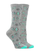 Medias de caña media color gris con estampado temático de química, incluyendo fórmulas moleculares y elementos de laboratorio en tonos azul y turquesa, con puntera y talón en color turquesa.