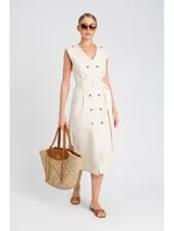 Vestido camisero midi color crema confeccionado en popelina de algodón con cierre cruzado y botones con logo, escote en pico, cierres de mosquetón en el hombro y cinturón a juego.