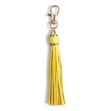 Llavero con gancho dorado y flecos de cuero sintético color amarillo.