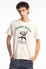 Remera de algodón color beige con estampa frontal gráfica que incluye la frase 'Todo bien' en color verde y un dibujo de una silla de oficina con texto descriptivo debajo.