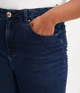 Pantalón de jean skinny azul oscuro, con elástico regulador interno, cinturilla con trabillas, botón, bolsillos y sin estampado.