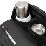 Bolso mochila negro de poliéster con múltiples compartimentos y cierres reforzados. Tiene acceso con cierre doble, dos bolsillos externos con cierre, un bolsillo interno con cierre y dos abiertos. Incluye correa regulable y asas fijas.