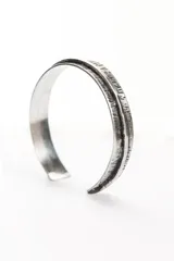 Pulsera esclava rígida de plata 925, hecha a mano, con diseño texturado y acabado envejecido.