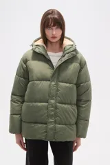 Campera puffer de poliéster color verde militar con diseño capitoneado, forro interior de corderito y capucha.