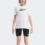 Remera de algodón blanca de ajuste regular, con cuello redondo acanalado y manga corta. Presenta el logo Vector de Reebok estampado en negro en el pecho.