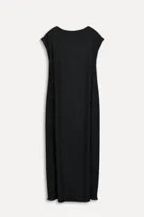 Vestido largo negro de tejido fluido, con cuello redondo, mangas cortas con dobladillo y cierre trasero con cremallera oculta.