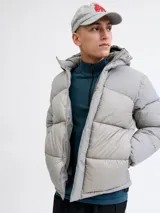 Campera puffer de corte regular, color gris, con capucha desmontable, cierre frontal con solapa, puños elásticos y diseño acolchado horizontal.