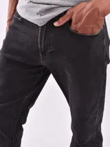 Pantalón de jean negro de corte recto.