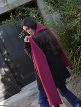 Pashmina rectangular color beige claro, de tejido suave y liviano. Ideal para usar como chalina o bufanda.