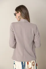 Blazer italiano color beige de algodón, con solapa entera, bolsillos delanteros y frunce en las mangas tres cuartos.