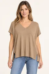 Remera de punto color camel con escote en V, mangas cortas caídas y aberturas laterales en el dobladillo.