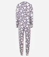 Conjunto de pijama compuesto por una blusa de manga larga con cuello redondo y un pantalón con cintura elástica. Ambas piezas presentan un diseño estampado de corazones en tonos lila y crema.