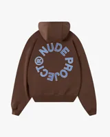 Hoodie de algodón color marrón con capucha y estampado circular gráfico en la espalda con el texto 'Nude Project' en letras azules con borde blanco.