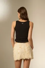 Top sin mangas color marrón, con cuello a la base, diseño al cuerpo y detalles de frunces laterales.