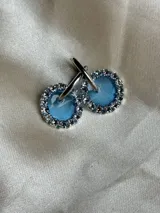 Par de aros de resina azul con borde de strass y arito de acero quirúrgico.