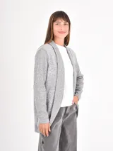 Saco abierto de tejido de punto color negro, con cuello solapa acanalado y mangas largas.
