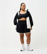 Short deportivo modelo runner de Ashua, confeccionado en poliamida con tecnología dry de secado rápido. Presenta un diseño holgado con cintura elástica, bajos redondeados con vivos laterales en contraste y detalle de lettering en el ruedo.
