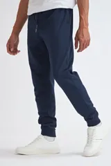 Pantalón tipo jogger de corte deportivo, color azul marino, con cintura elástica y puños acanalados en los tobillos.