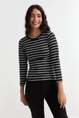 Remera de manga larga con cuello redondo a la base, confeccionada en algodón con diseño de rayas horizontales en blanco y negro.