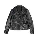 Campera estilo biker de cuero sintético color negro, con cierre frontal asimétrico, solapas con broches, bolsillos con cierre y detalle de costuras acolchadas en los hombros.