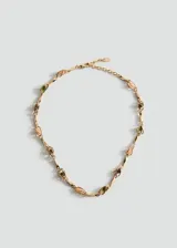 Collar dorado de cadena eslabonada con inserciones de eslabones metálicos entrelazados y detalles de piedras en tonos rosa, marrón y verde.