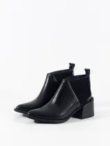 Botines negros de cuero con elásticos laterales y tacón bloque de 6,5 cm.