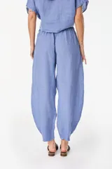 Pantalón de lino italiano color terracota, de corte relajado y fluido con cintura elástica fruncida.