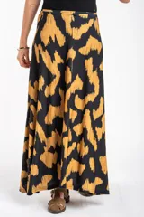 Falda maxi de viscosa con estampado abstracto en tonos negro y mostaza, de corte fluido y largo hasta el suelo.