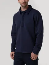 Buzo de algodón orgánico color azul marino, con cuello camisero y cierre frontal parcial con botones ocultos. Presenta un diseño de corte regular con costura horizontal en el pecho y mangas largas.