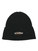 Gorro tipo beanie tejido en punto simple, color negro, con detalle de bordado frontal con la palabra STUDIO.