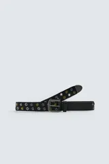 Cinturón de cuero negro con diseño de doble hilera de tachas metálicas en tonos plateado y dorado. Presenta una hebilla metálica de estilo clásico y pasador a juego.