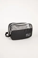 Neceser negro con doble compartimento con cierre, interior forrado y asa de mano.